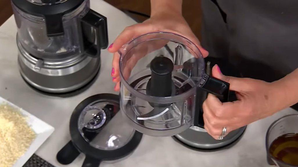 Ilustrasi penggunaan food chopper.