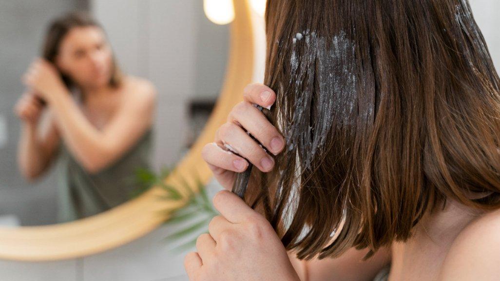 Ilustrasi penggunaan hair mask pada rambut untuk mendapatkan rambut mudah diatur.