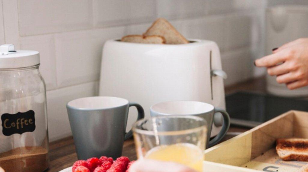 Ilustrasi penggunaan toaster.