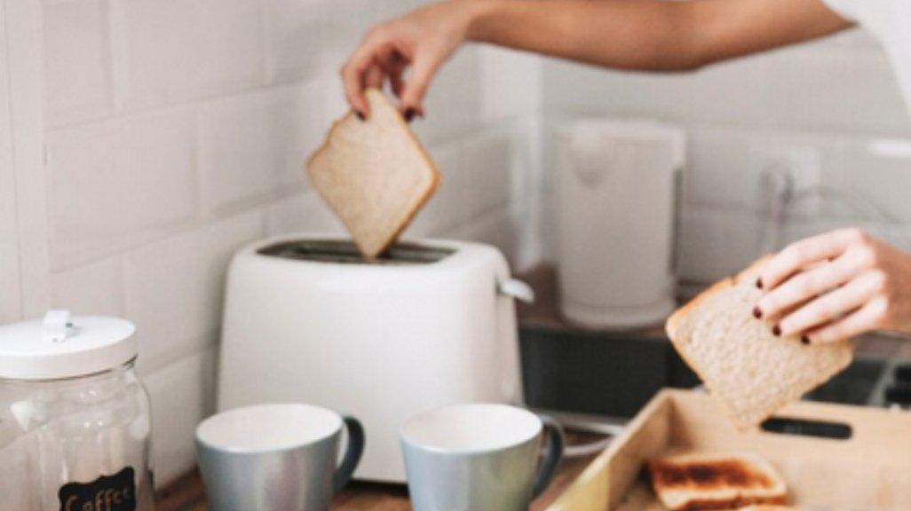 Ilustrasi penggunaan toaster.