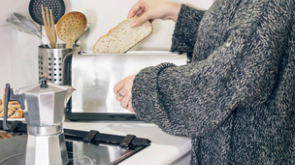 Ilustrasi penggunaan toaster.