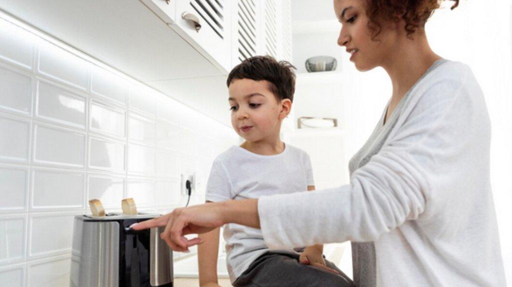 Ilustrasi penggunaan toaster.