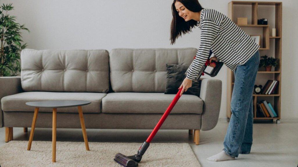 Ilustrasi penggunaan vacuum cleaner.