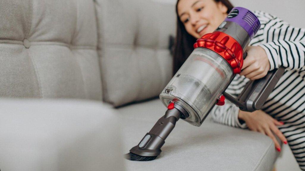 Ilustrasi penggunaan vacuum cleaner.