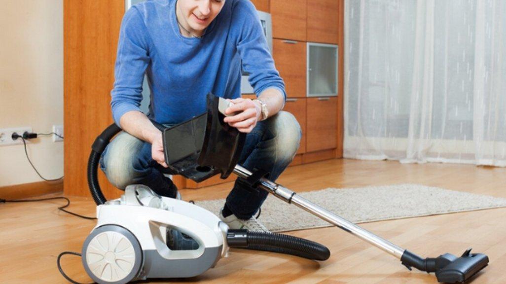 Ilustrasi penggunaan vacuum cleaner.