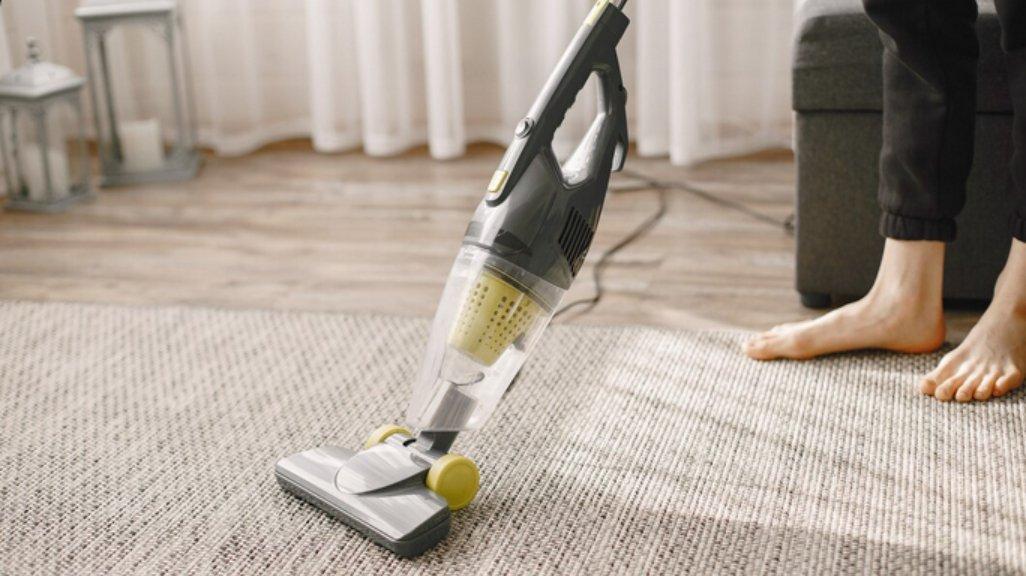 Ilustrasi penggunaan vacuum cleaner.