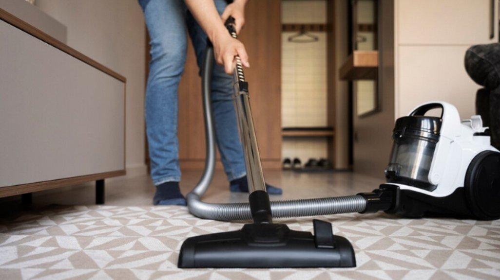 Ilustrasi penggunaan vacuum cleaner.