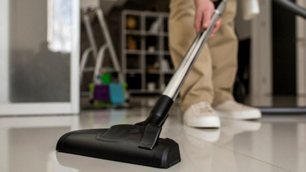 Ilustrasi penggunaan vacuum cleaner.