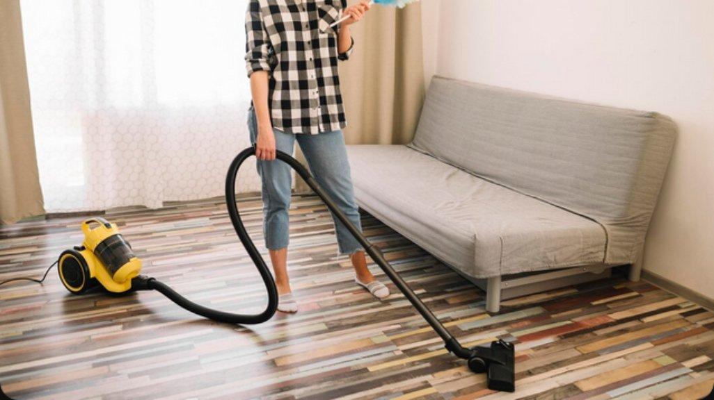 Ilustrasi penggunaan vacuum cleaner.