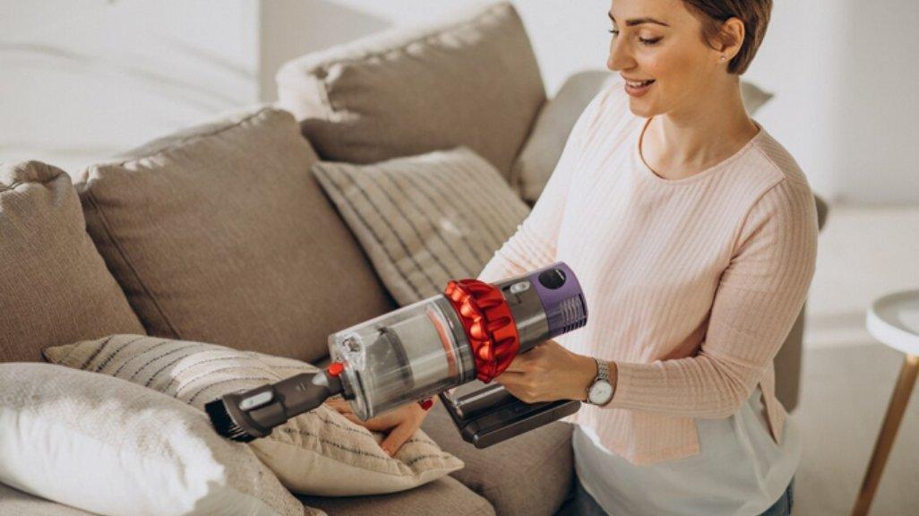 Ilustrasi penggunaan vacuum cleaner.