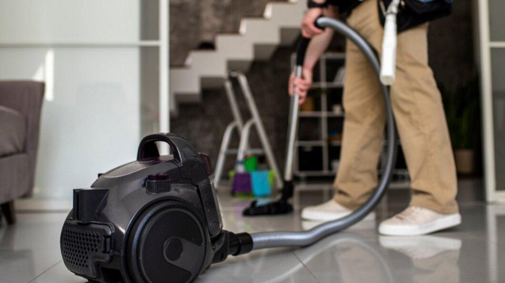 Ilustrasi penggunaan vacuum cleaner.