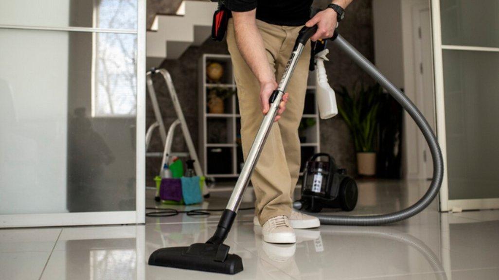 Ilustrasi penggunaan vacuum cleaner.