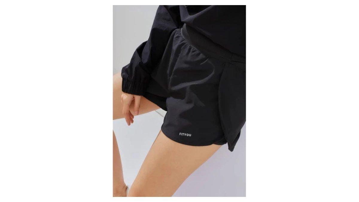 Ilustrasi rekomendasi fitYou shorts 2 in 1 layers untuk olahraga lari