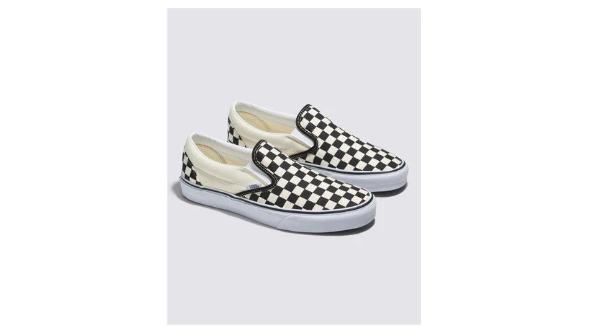 Ilustrasi rekomendasi sepatu Vans Classic Slip-On Checkerboard yang tak lekang waktu