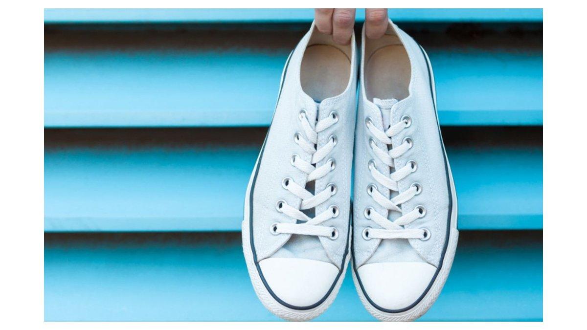 Ilustrasi simpan dengan benar sepatu putih setelah dicuci bersih