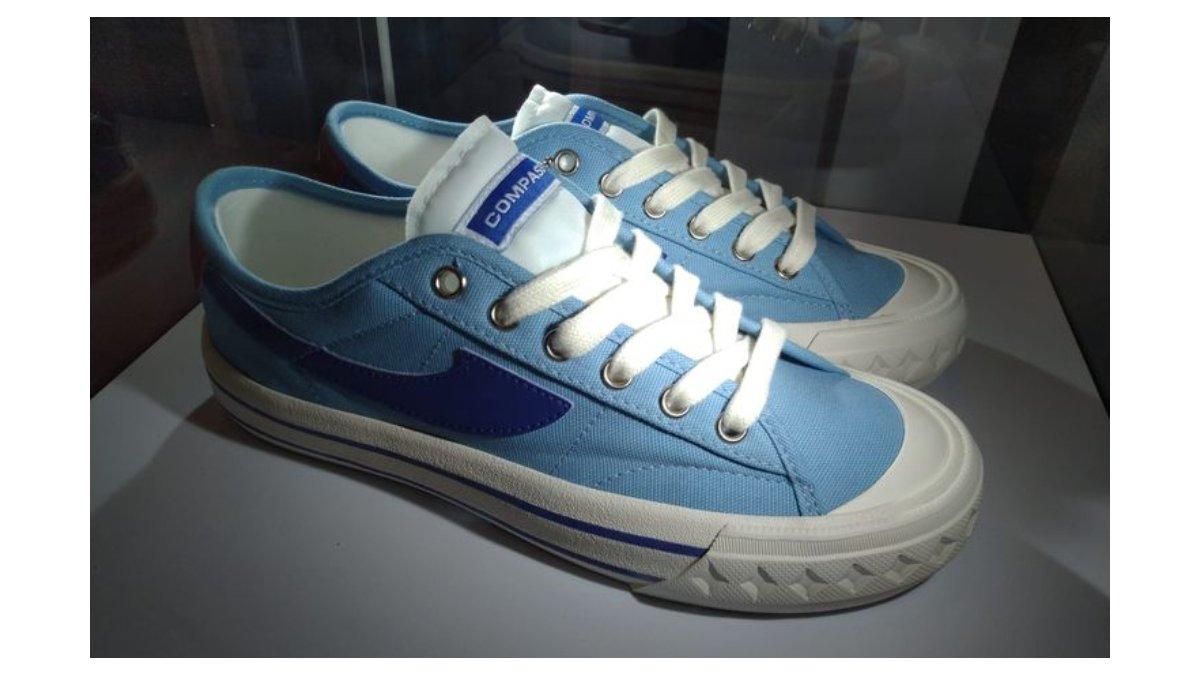 Ilustrasi sneakers menjadi salah satu sepatu yang wajib dimiliki wanita