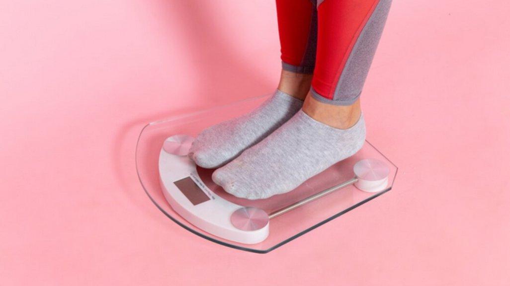 Ilustrasi timbangan berat badan digital.