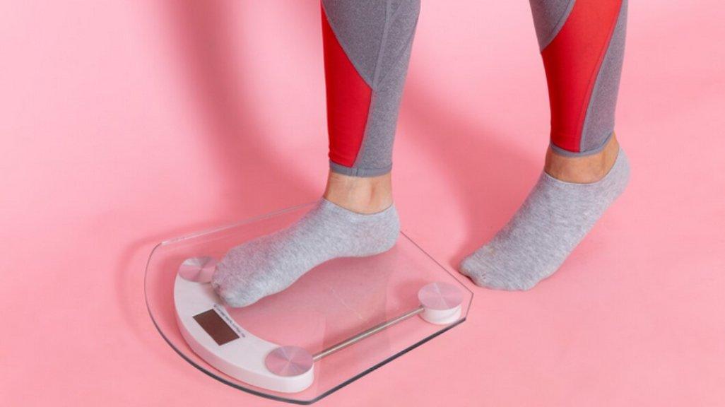 Ilustrasi timbangan berat badan digital.