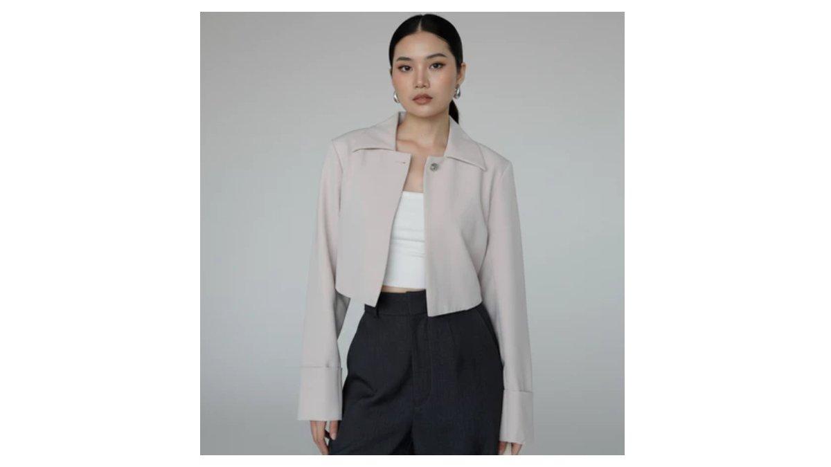 Ilustrasi tips berpakaian untuk pemilik petite body dengan menggunakan blazer crop