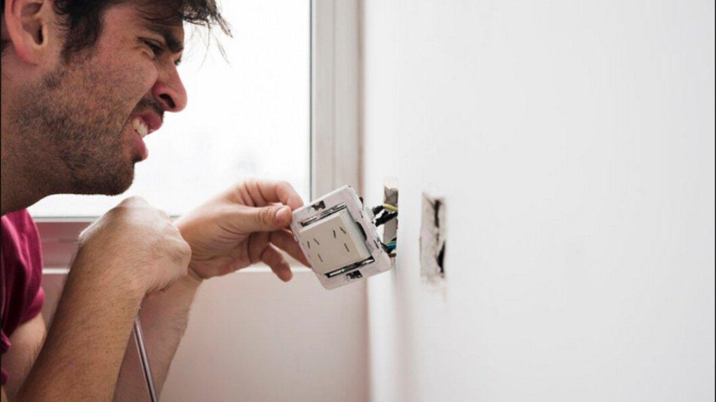 Ilustrasi tips cegah korsleting listrik di rumah.