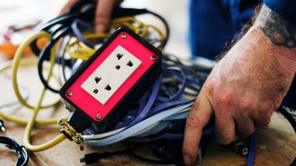 Ilustrasi tips cegah korsleting listrik di rumah.