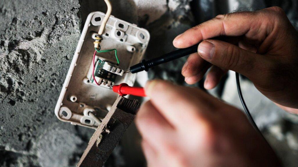 Ilustrasi tips cegah korsleting listrik di rumah.