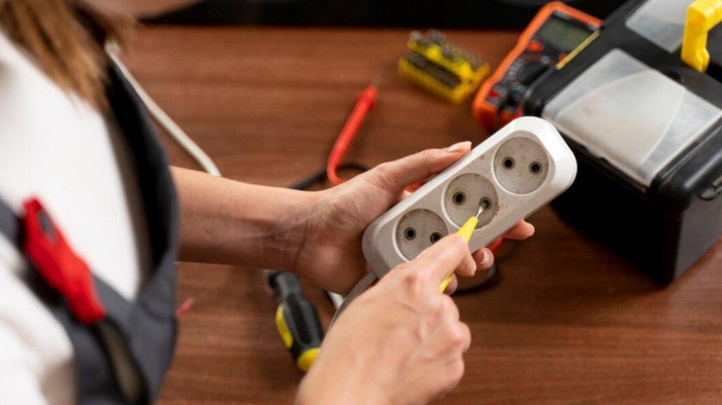 Ilustrasi tips cegah korsleting listrik di rumah.