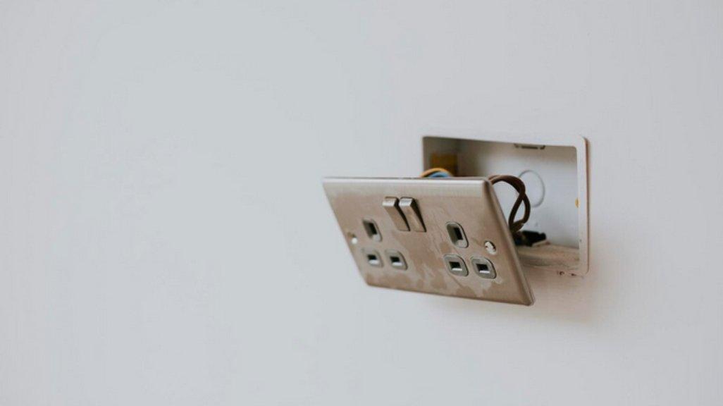 Ilustrasi tips cegah korsleting listrik di rumah.