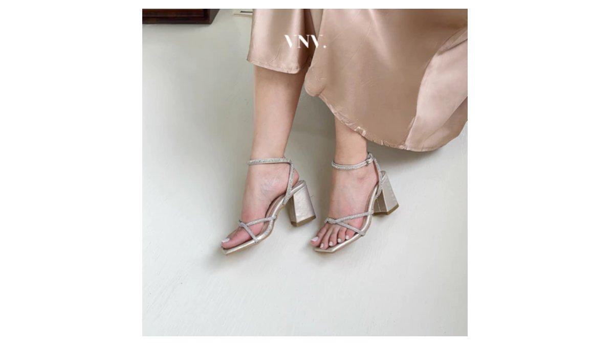 Ilustrasi tips fashion kondangan ibu muda menggunakan block heels