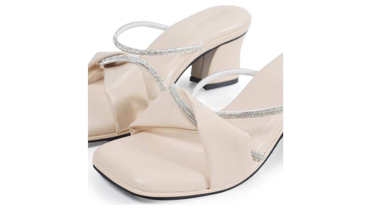 Ilustrasi tips memilih heels dengan bantalan insole yang empuk