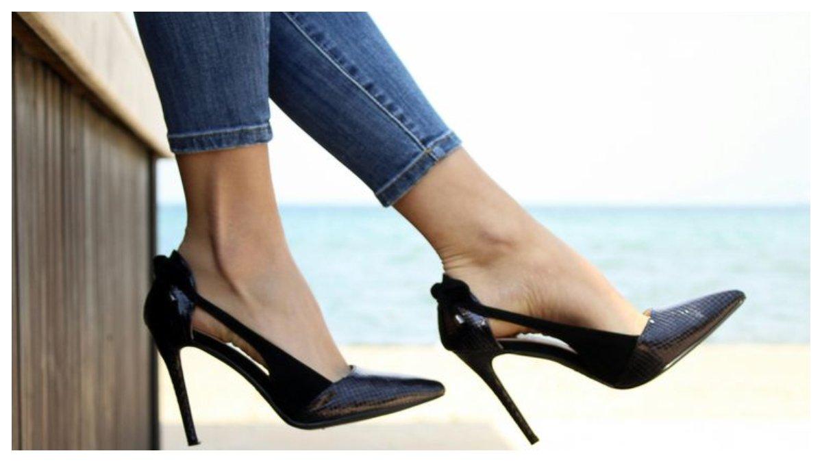 Ilustrasi tips memilih heels dengan memastikan materialnya tidak kaku