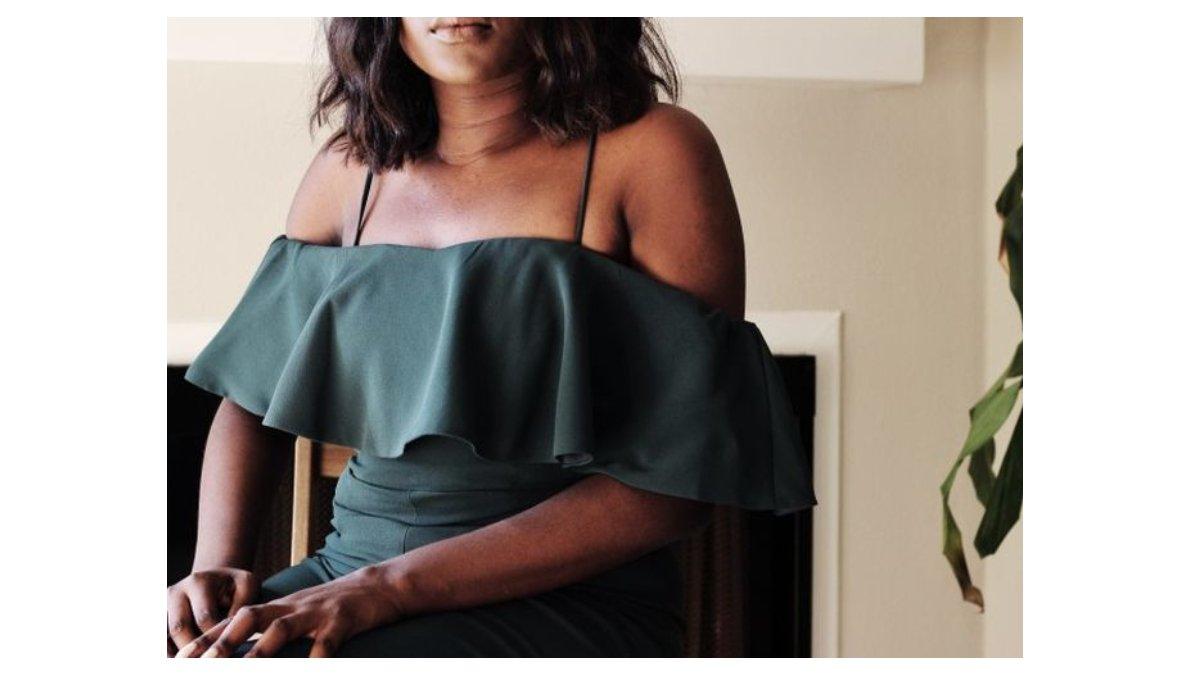 Ilustrasi tips memilih pakaian yang sesuai dengan warna kulit gelap