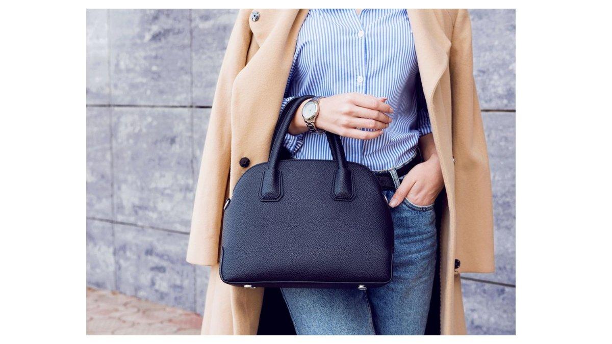 Ilustrasi tips memilih tas dengan menyesuaikan warna dan gaya pribadi