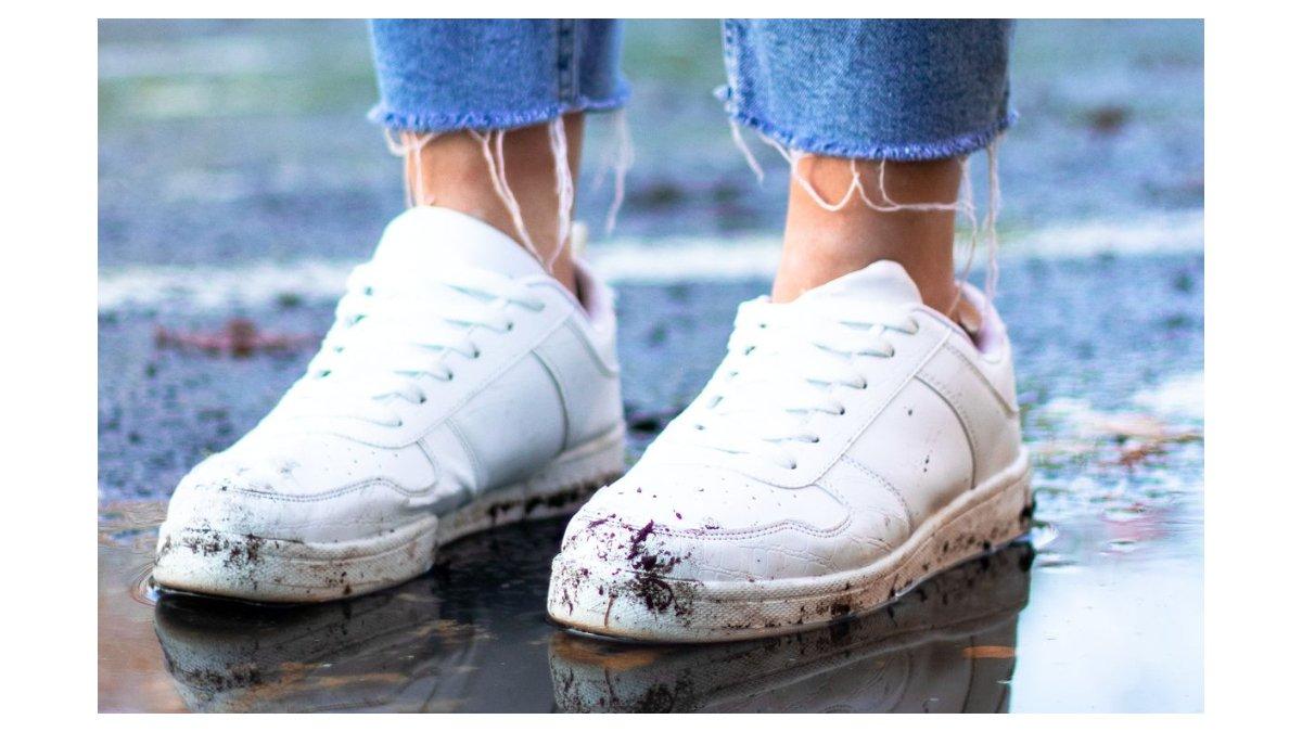Ilustrasi cara mencuci sepatu putih dengan tepat agar tetap bersih dan awet