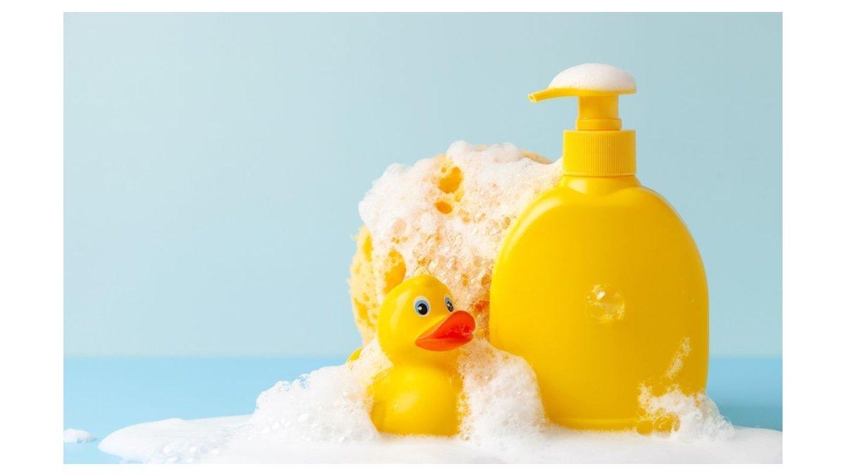 Ilustrasi tips mengurangi rambut rontok dengan menggunakan shampoo yang aman dan lembut
