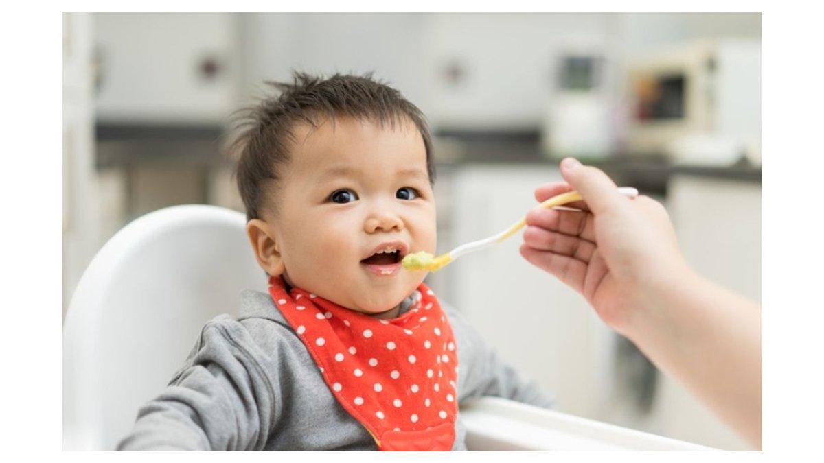 Ilustrasi tips mengurangi rambut rontok pada bayi dengan memberikan nutrisi yang tepat