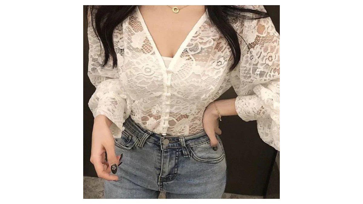Ilustrasi tips mix and match padukan lace top dengan jeans untuk gaya kasual elegan
