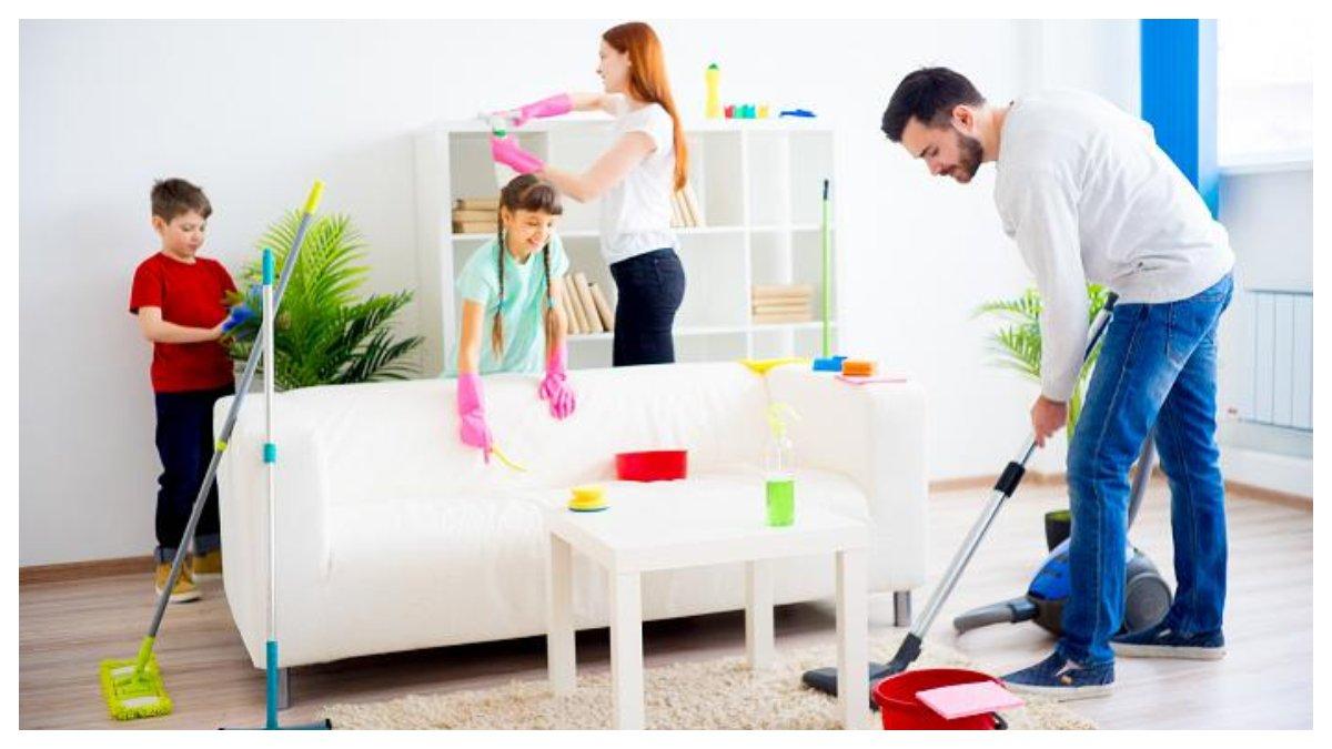 Ilustrasi tips rumah wangi sepanjang hari dengan rutin membersihkan ruangan