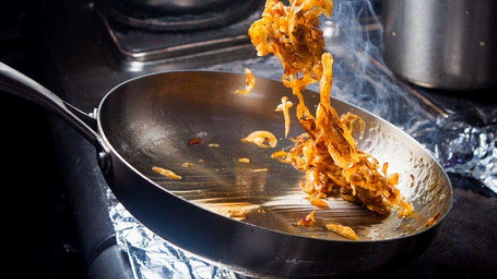 Ilustrasi wajan stainless steel.