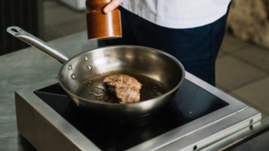 Ilustrasi wajan stainless steel.