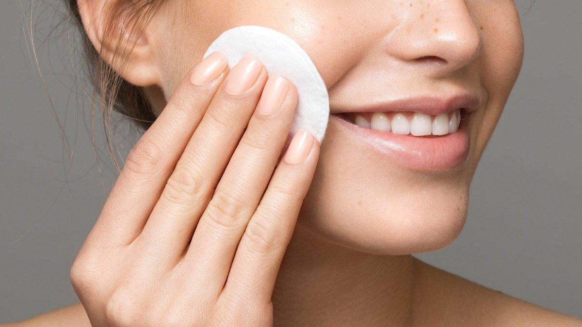 Ilustrasi wanita melakukan skin prep sebelum menggunakan peeling serum