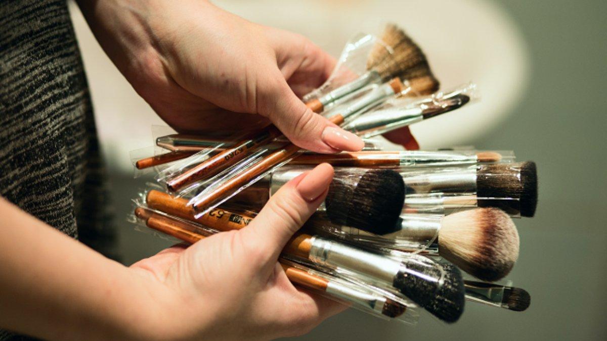 Jangan Asal Cuci, 4 Tips Membersihkan Brush Makeup yang Benar - Tribunshopping.com