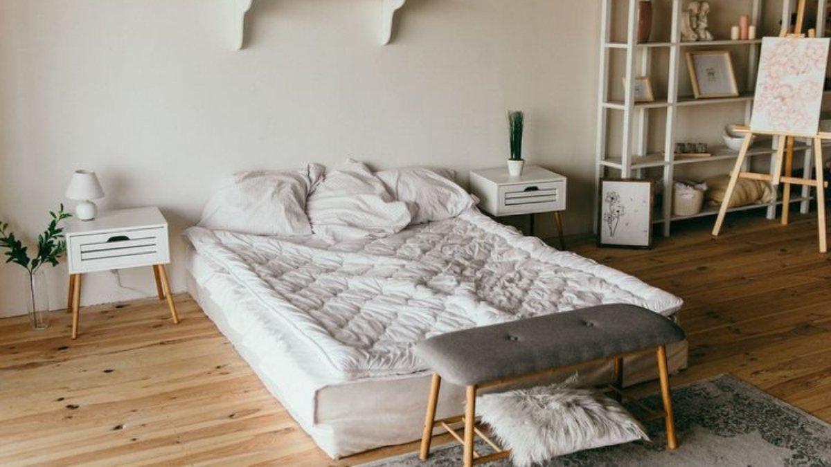 Kasur yang sudah tidak layak pakai bisa ditandai dengan berbagai hal termasuk beberapa bagian yang kempes.