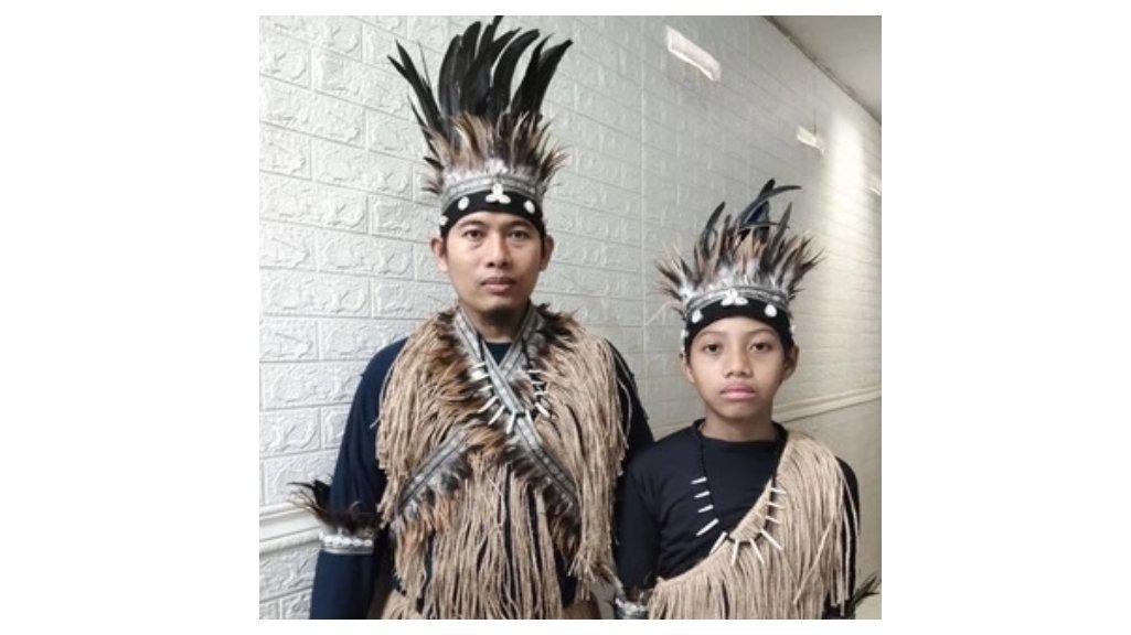 Kostum adat Papua Pedalaman lengkap Mahkota Bulu Kerang untuk Tari dan Karnaval