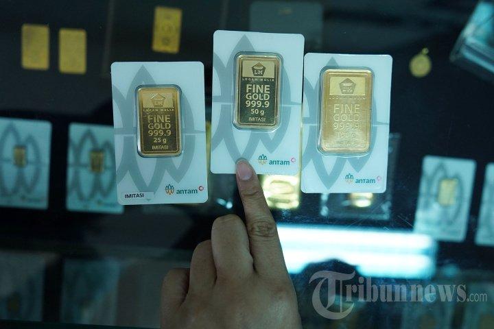 Logam mulia paling aman disimpan di tempat kering, jauh dari lembap. Gunakan pouch anti-lembap atau kotak khusus biar warnanya nggak pudar dan kadar emas tetap terjaga.