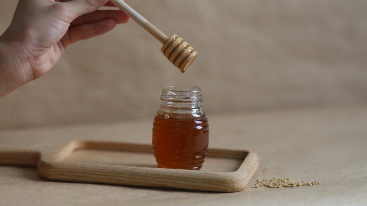 Madu bisa mengatasi masalah komedo