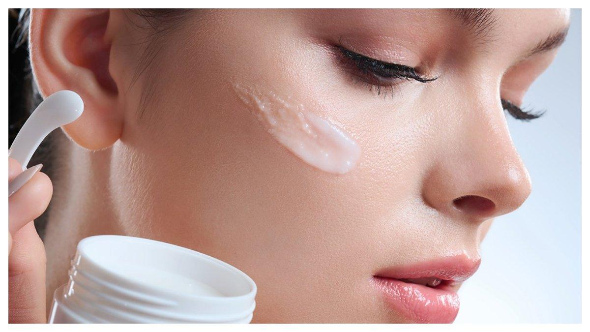 6 Keuntungan Rutin Double Cleansing, Tak Sekedar Mengangkat Kotoran di Wajah