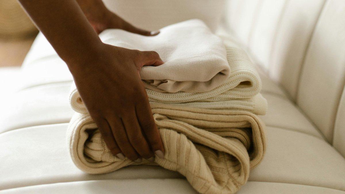 Ilustrasi menyimpan pakaian di dalam lemari berdasarkan jenisnya