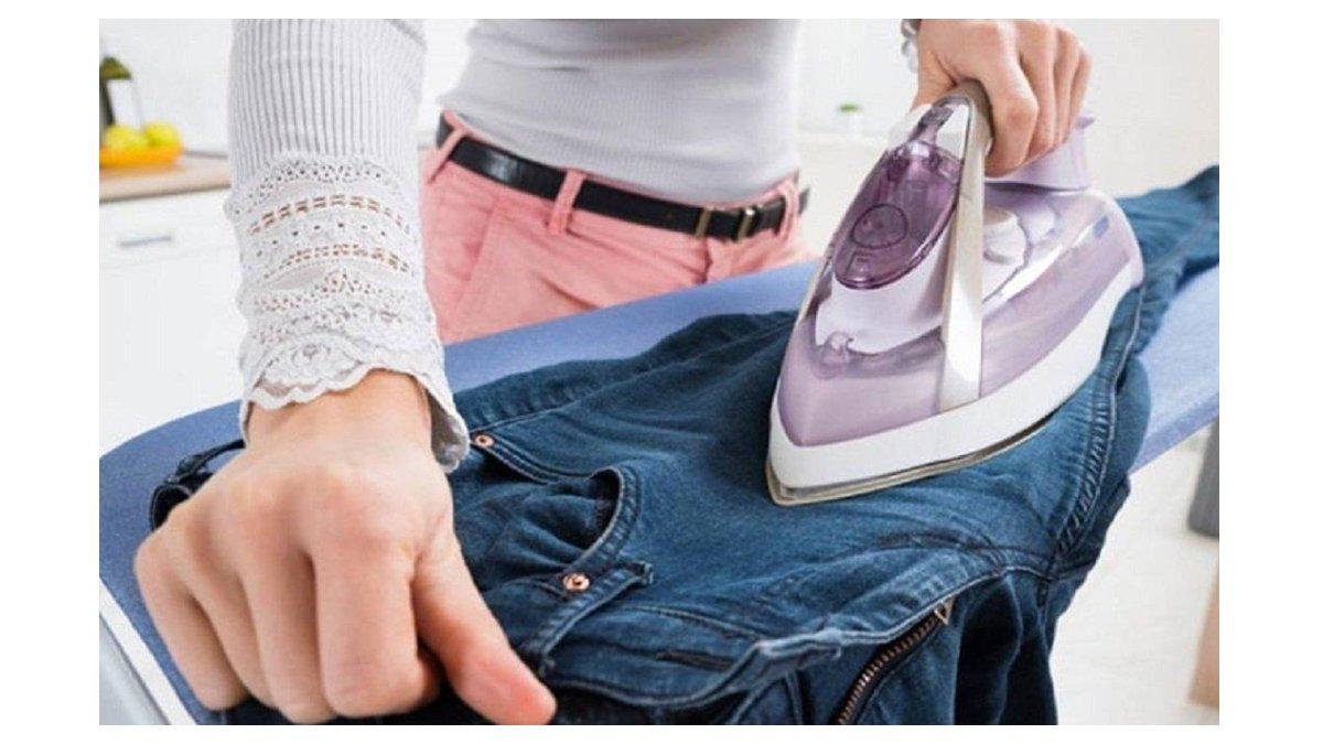 Menyetrika celana jeans
