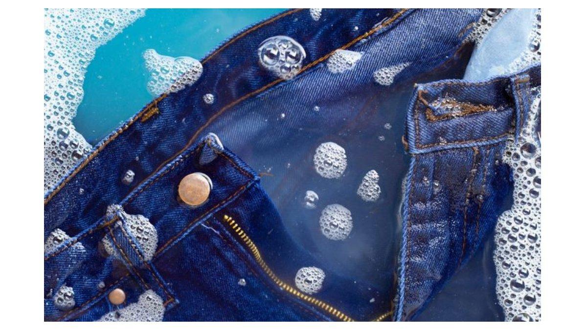 Merendam celana jeans